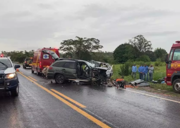 Chuva provoca colisão frontal, mata um e deixa mais dois feridos na BR-060 nesta manhã