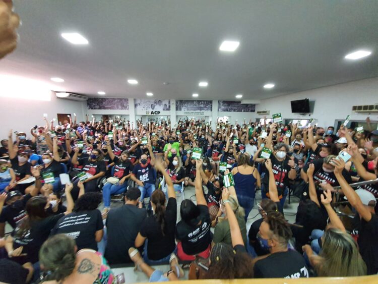 Professores aceitam proposta de reajuste escalonado e desistem da greve na Capital