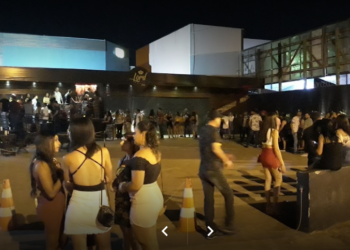 Rapaz é socorrido, após ser espancado em frente à Lord Pub em Campo Grande