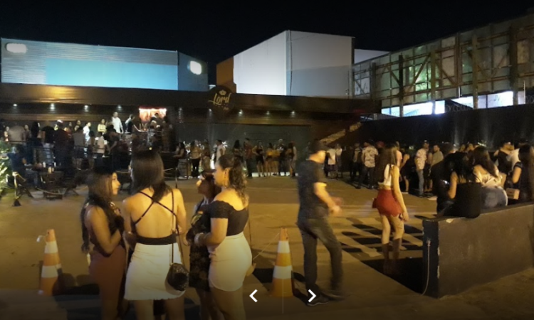 Rapaz é socorrido, após ser espancado em frente à Lord Pub em Campo Grande