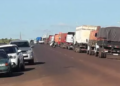 Caminhoneiros paraguaios bloqueiam estrada na fronteira contra aumento do preço dos combustíveis