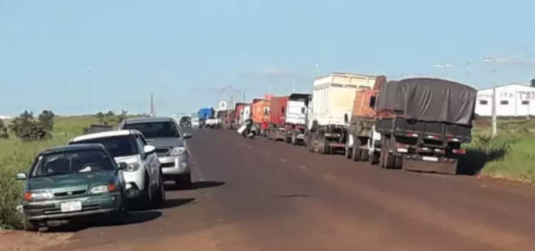 Caminhoneiros paraguaios bloqueiam estrada na fronteira contra aumento do preço dos combustíveis
