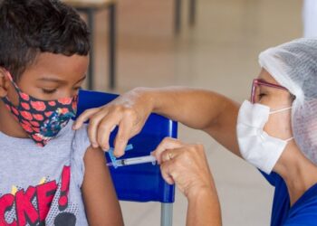 Crianças vacinadas com Pfizer já podem tomar segunda dose na Capital