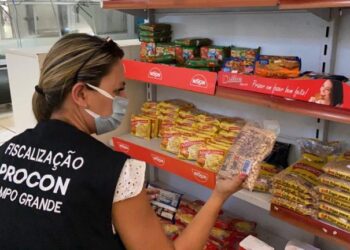 De 67 conveniências visitadas pelo Procon, 24 foram autuadas por produtos fora da validade