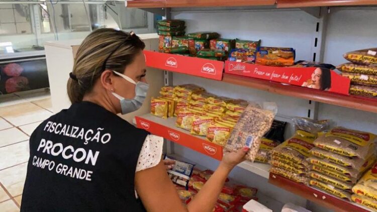 De 67 conveniências visitadas pelo Procon, 24 foram autuadas por produtos fora da validade