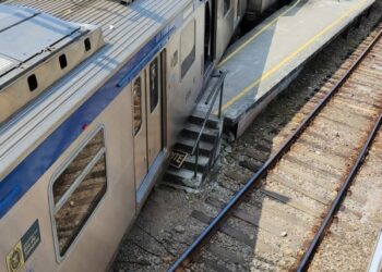 Trem descarrila na Central do Brasil e assusta passageiros