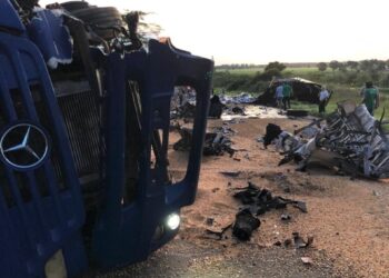 Colisão destrói carreta bitrem e caminhão e mata uma pessoa na BR-376 em MS