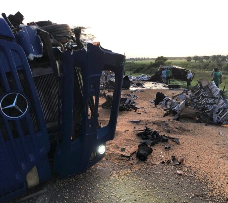 Colisão destrói carreta bitrem e caminhão e mata uma pessoa na BR-376 em MS