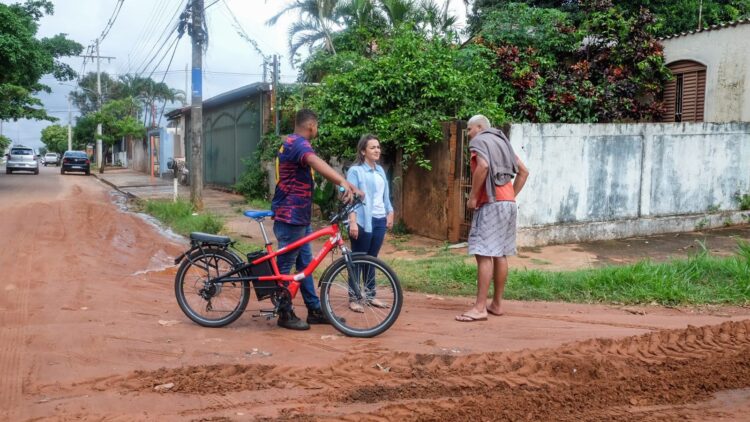 Ao vistoriar limpeza, Prefeita confirma para maio últimas etapas do asfalto do Nova Lima