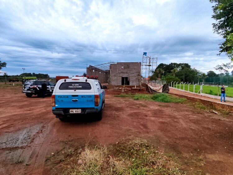 Trabalhador encosta andaime de ferro em rede de alta tensão e morre eletrocutado nesta manhã