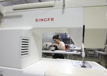 Cursos de costura em moda fitness e serralheiro tem matrículas abertas no Rede Solidária
