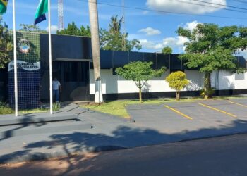Homem é preso por agredir esposa e cortar seu cabelo com uma faca