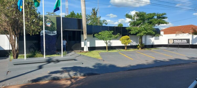 Homem é preso por agredir esposa e cortar seu cabelo com uma faca
