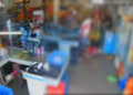 Imagens fortes: Filho mata o pai a golpes de facão dentro de supermercado e tudo é filmado