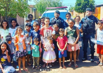 Com apoio da PM, Vila Fernanda fez “Páscoa Solidária” entregando centenas de Ovos e bombons