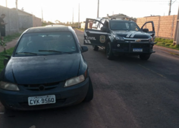Homem furta carro da esposa que fugiu de casa para não ser morta, provoca acidente e é preso