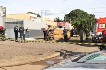Homem capota Gol durante perseguição e acaba executado com pelo menos 8 tiros na Capital