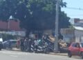 Viatura da Polícia Civil capota na Avenida Brilhante, após colisão com carro e fere 2 nesta manhã
