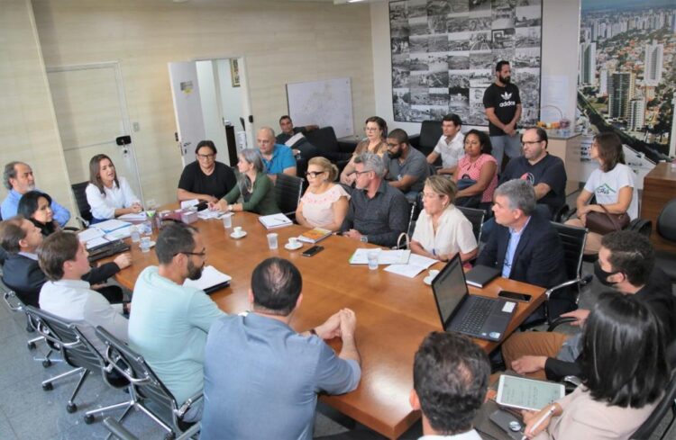 Prefeita entra em acordo com administrativos da Educação e neutraliza greve