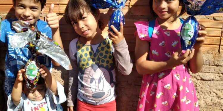Crianças de 2 comunidades da Capital e de Ribas sorriram ao ganhar chocolates da Páscoa Sonhadores