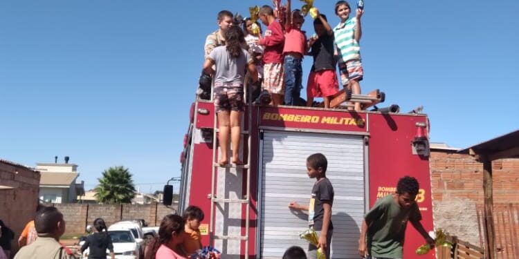 Crianças de 2 comunidades da Capital e de Ribas sorriram ao ganhar chocolates da Páscoa Sonhadores