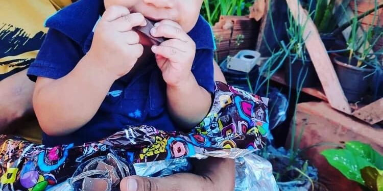 Crianças de 2 comunidades da Capital e de Ribas sorriram ao ganhar chocolates da Páscoa Sonhadores