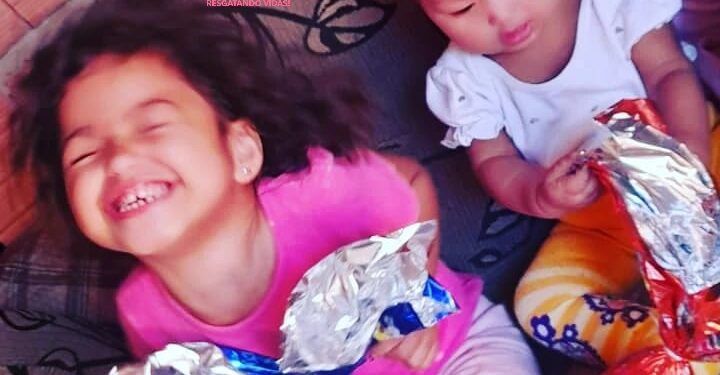 Crianças de 2 comunidades da Capital e de Ribas sorriram ao ganhar chocolates da Páscoa Sonhadores