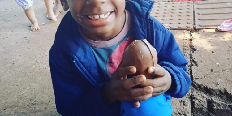 Crianças de 2 comunidades da Capital e de Ribas sorriram ao ganhar chocolates da Páscoa Sonhadores