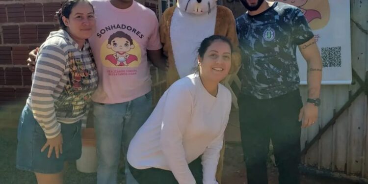 Crianças de 2 comunidades da Capital e de Ribas sorriram ao ganhar chocolates da Páscoa Sonhadores