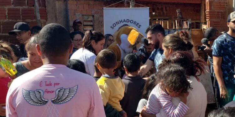 Crianças de 2 comunidades da Capital e de Ribas sorriram ao ganhar chocolates da Páscoa Sonhadores