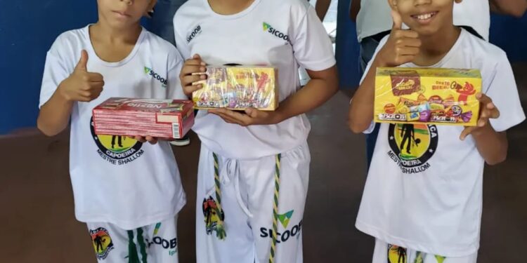 Crianças de 2 comunidades da Capital e de Ribas sorriram ao ganhar chocolates da Páscoa Sonhadores
