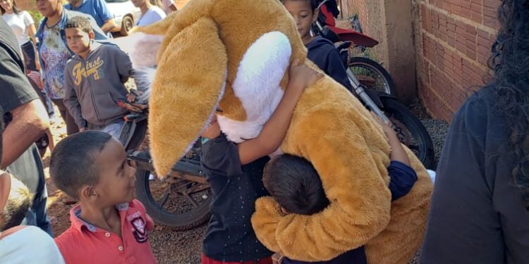 Crianças de 2 comunidades da Capital e de Ribas sorriram ao ganhar chocolates da Páscoa Sonhadores