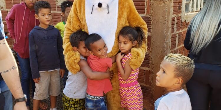 Crianças de 2 comunidades da Capital e de Ribas sorriram ao ganhar chocolates da Páscoa Sonhadores