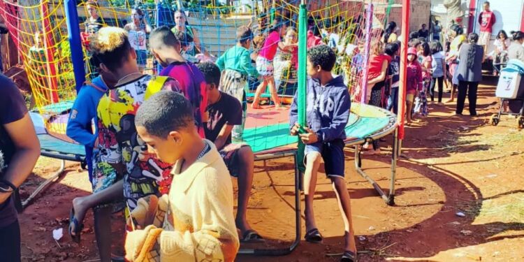 Crianças de 2 comunidades da Capital e de Ribas sorriram ao ganhar chocolates da Páscoa Sonhadores