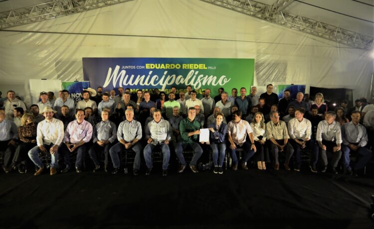 Em MS, 71 prefeitos assinam carta em ato de apoio à pré-candidatura de Eduardo Riedel