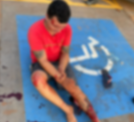 Com drogas, jovem “se lasca todo” ao tentar fugir de delegacia quebrando porta de vidro