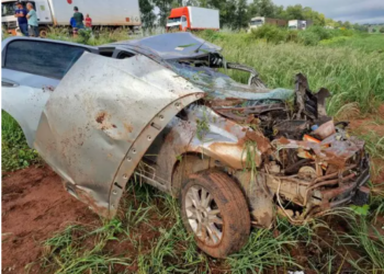 Condutora morre ao invadir pista contrária e bater de frente com carreta na BR-267