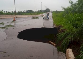 Chuva desta manhã abre buraco na MS-156 e motoristas entram em alerta no trecho Dourados/ Itaporã