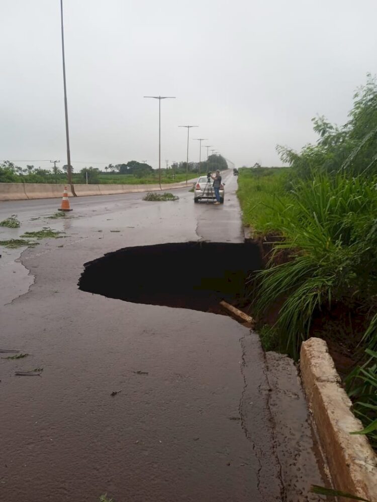Chuva desta manhã abre buraco na MS-156 e motoristas entram em alerta no trecho Dourados/ Itaporã