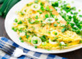 Receita Saudável: omelete de alho-poró e pimentão