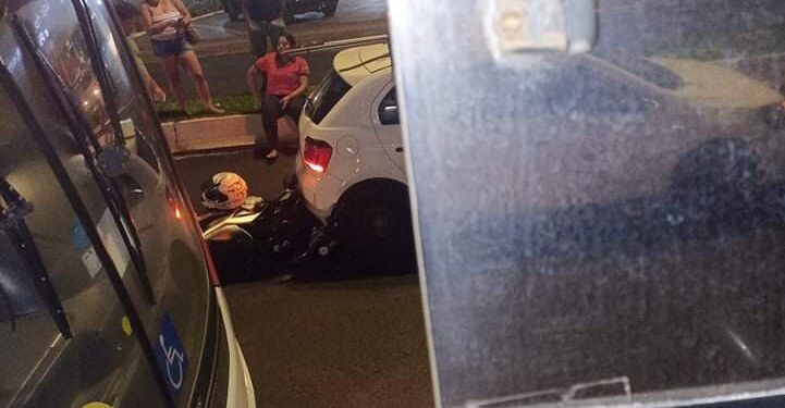 Vídeo: Colisão causa congestionamento de 1 hora e envolve 2 motos e carro na Zahran