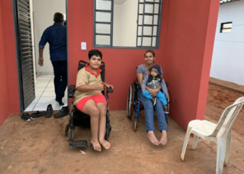 Moradores da comunidade Cidade de Deus recebem chave da casa própria na Capital