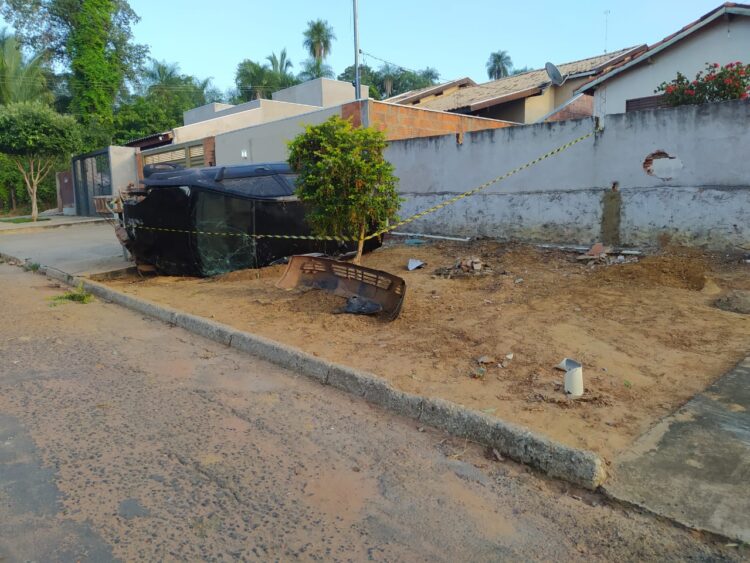 Motorista recusa socorro, após capotar carro ao passar por quebra-molas em Aquidauana