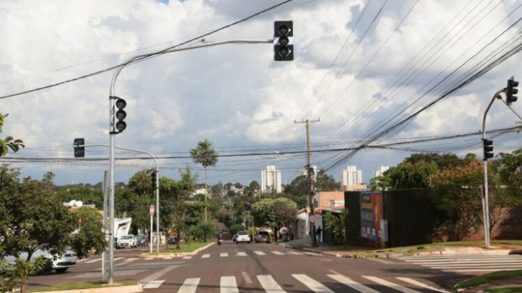 Prefeitura instala novos semáforos em pontos estratégicos da Capital