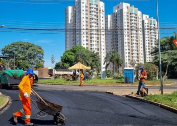 Começa recapeamento de rotatória no final da Rui Barbosa que receberá semáforos