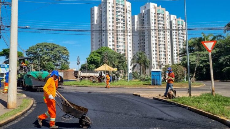 Começa recapeamento de rotatória no final da Rui Barbosa que receberá semáforos