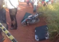 Mulher é assassinada a golpes de faca em cima de moto e suspeita é de latrocínio