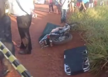 Mulher é assassinada a golpes de faca em cima de moto e suspeita é de latrocínio