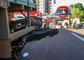 Motociclista de 20 anos vai parar embaixo de caminhão em colisão no Centro da Capital