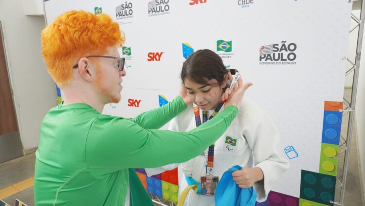 Bolsista e técnica da Fundesporte representam o Brasil no maior evento escolar do mundo